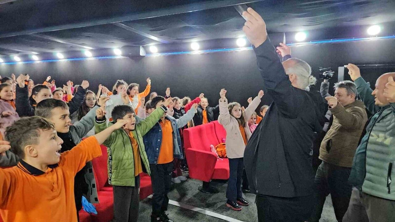Gezen Sinema Tırı ve Gezici Kütüphane Sındırgı'da Çocuklara Moral Verdi