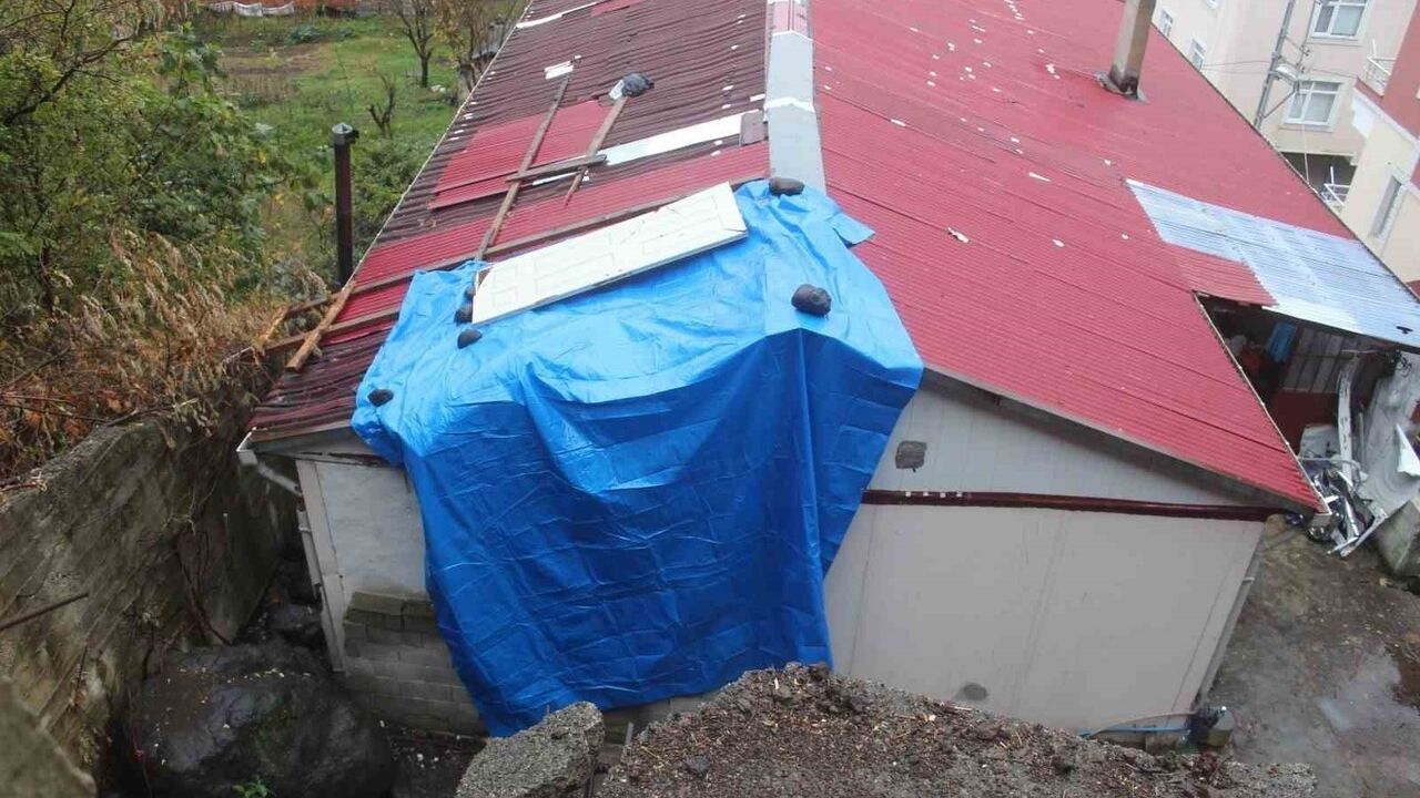 Giresun’da Kaya Parçası Eve Girdi