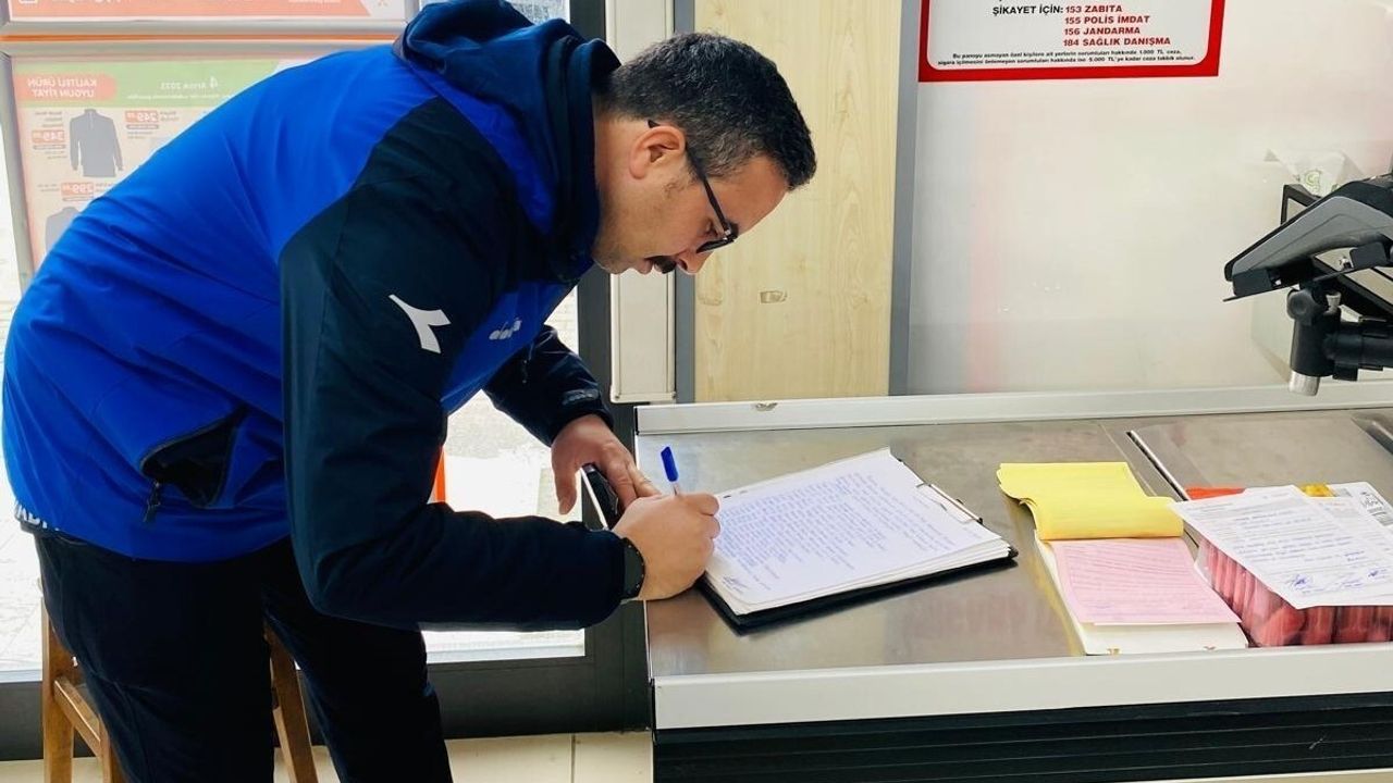 Gölcük'te Tarihi Geçmiş Gıda Ürünleri İmha Edildi