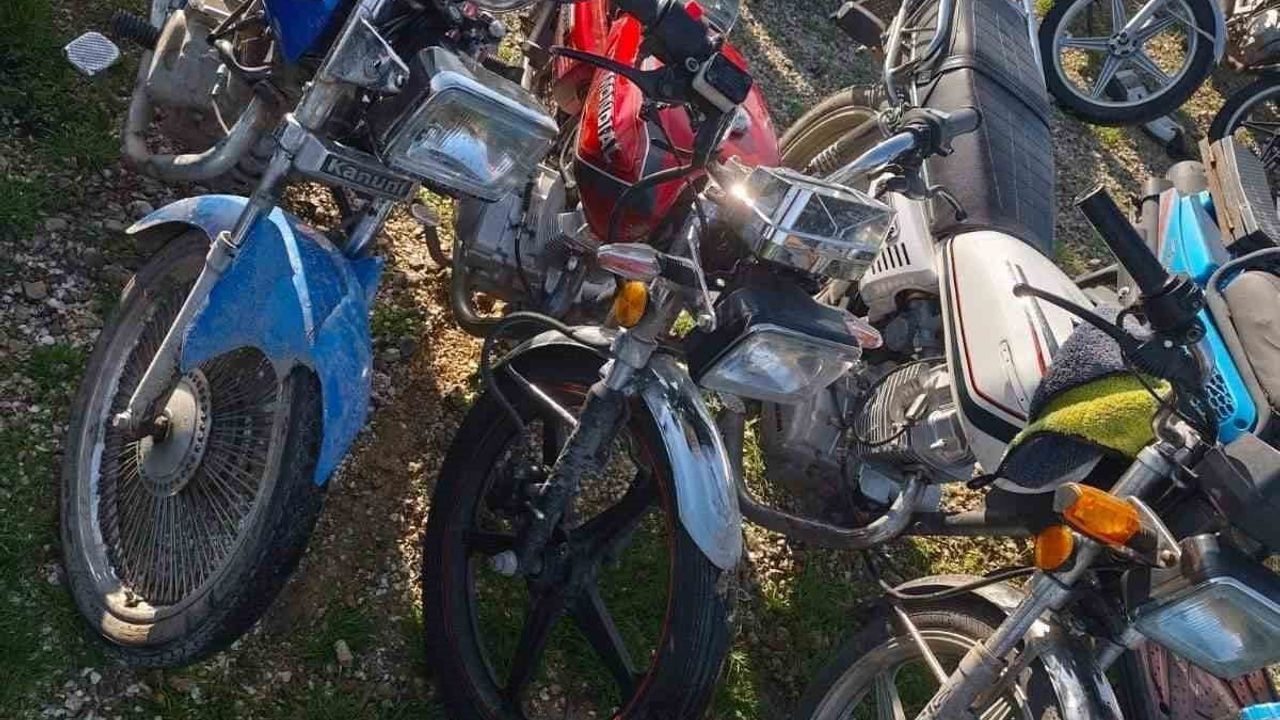 Gönen'de Ruhsatsız Silah ve Çalıntı Motosikletler Ele Geçirildi