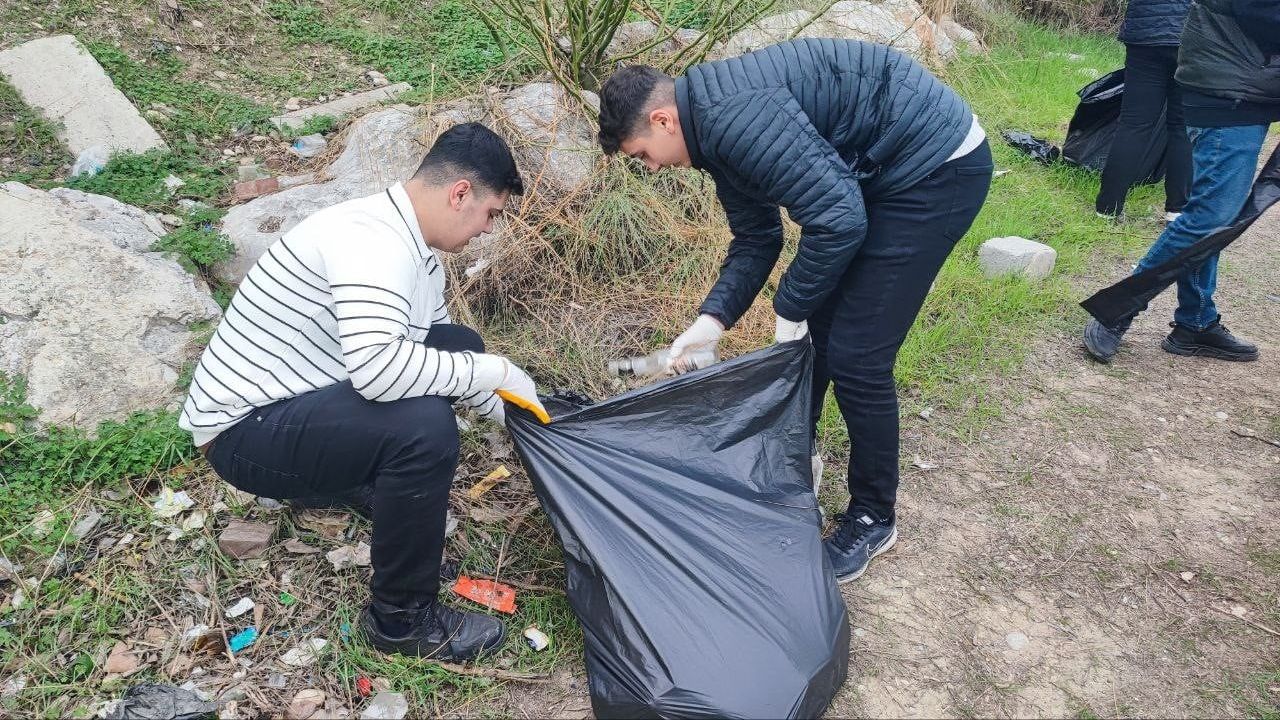 Gönüllüler Adana'da Çöp Temizliği Yaptı