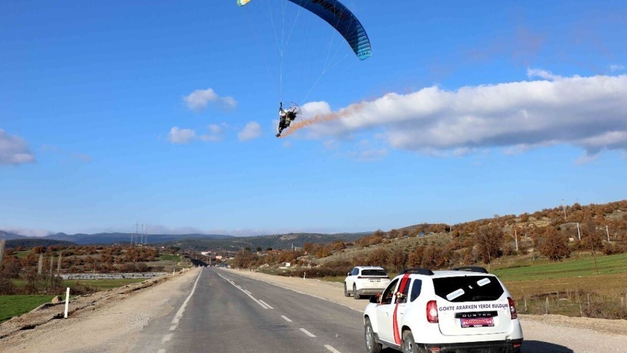 Gördes'te Unutulmaz Düğün Sürprizi: Paramotorla İniş