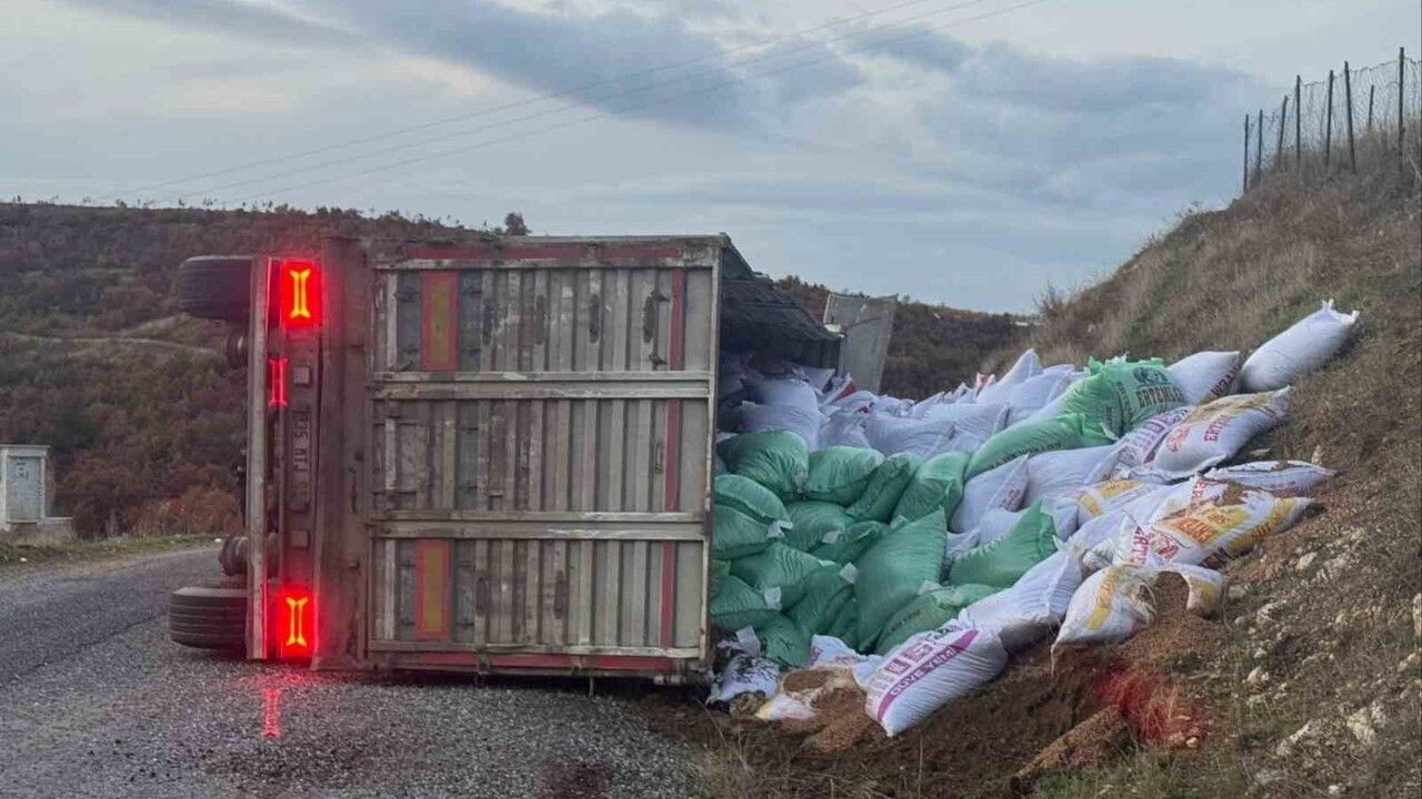 Gördes'te Yem Yüklü Tır Devrildi: 1 Yaralı