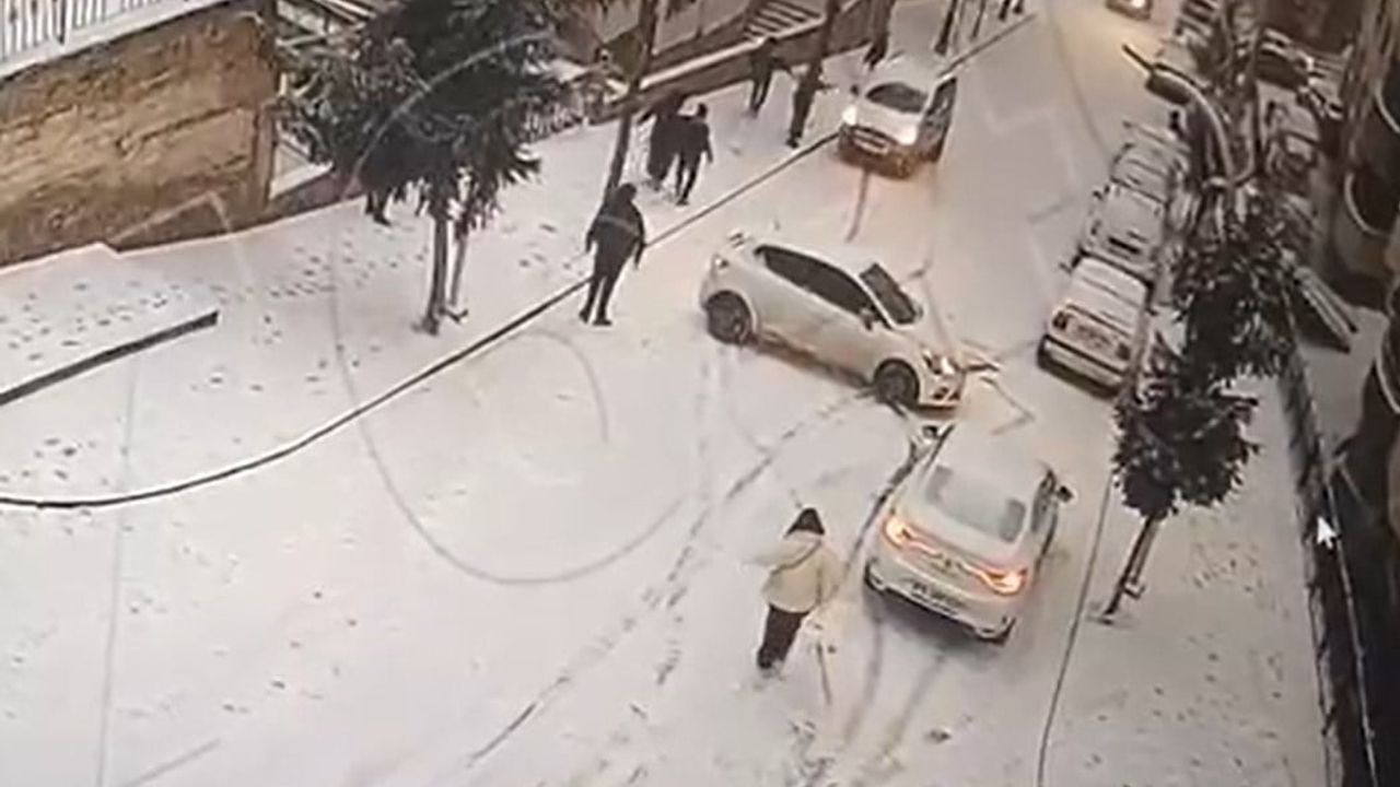 Gümüşhane'de Buzlu Yolda Kayıp Kontroller