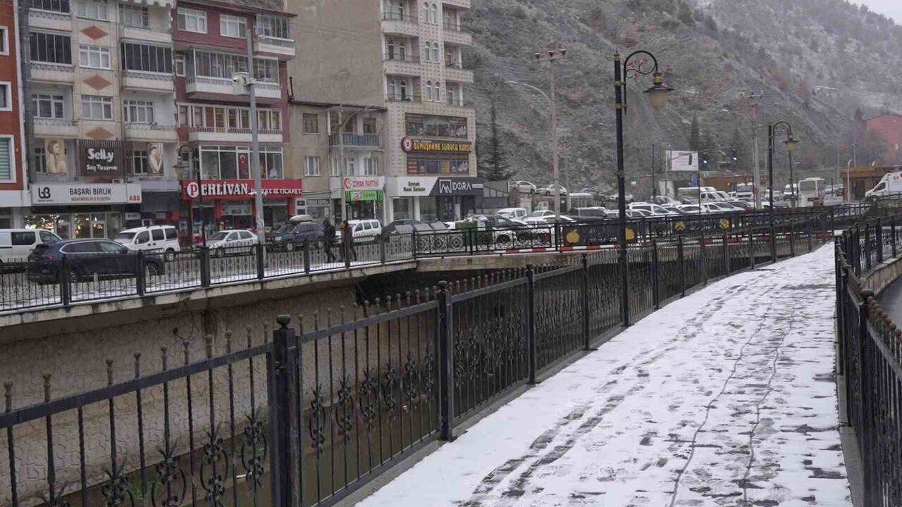 Gümüşhane'de Mevsimin İlk Karı Yağdı
