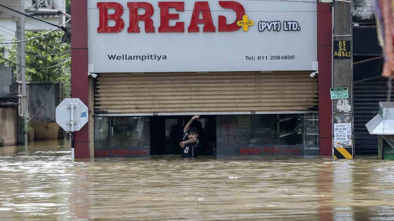 Güney Asya'daki Muson ve Kasırga Felaketi Can Kayıplarını Artırıyor