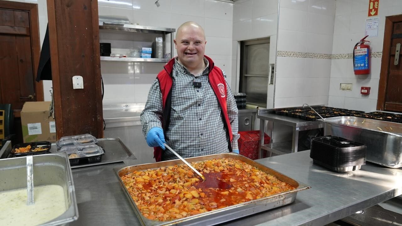 Gürsu Belediyesi'nin Mesut'u, Dünya Engelliler Günü'nde Yemek Dağıttı