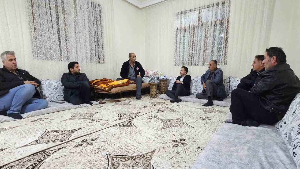 Hak-İş İl Başkanı Aküzüm, Hasta Üyelerini Ziyaret Etti