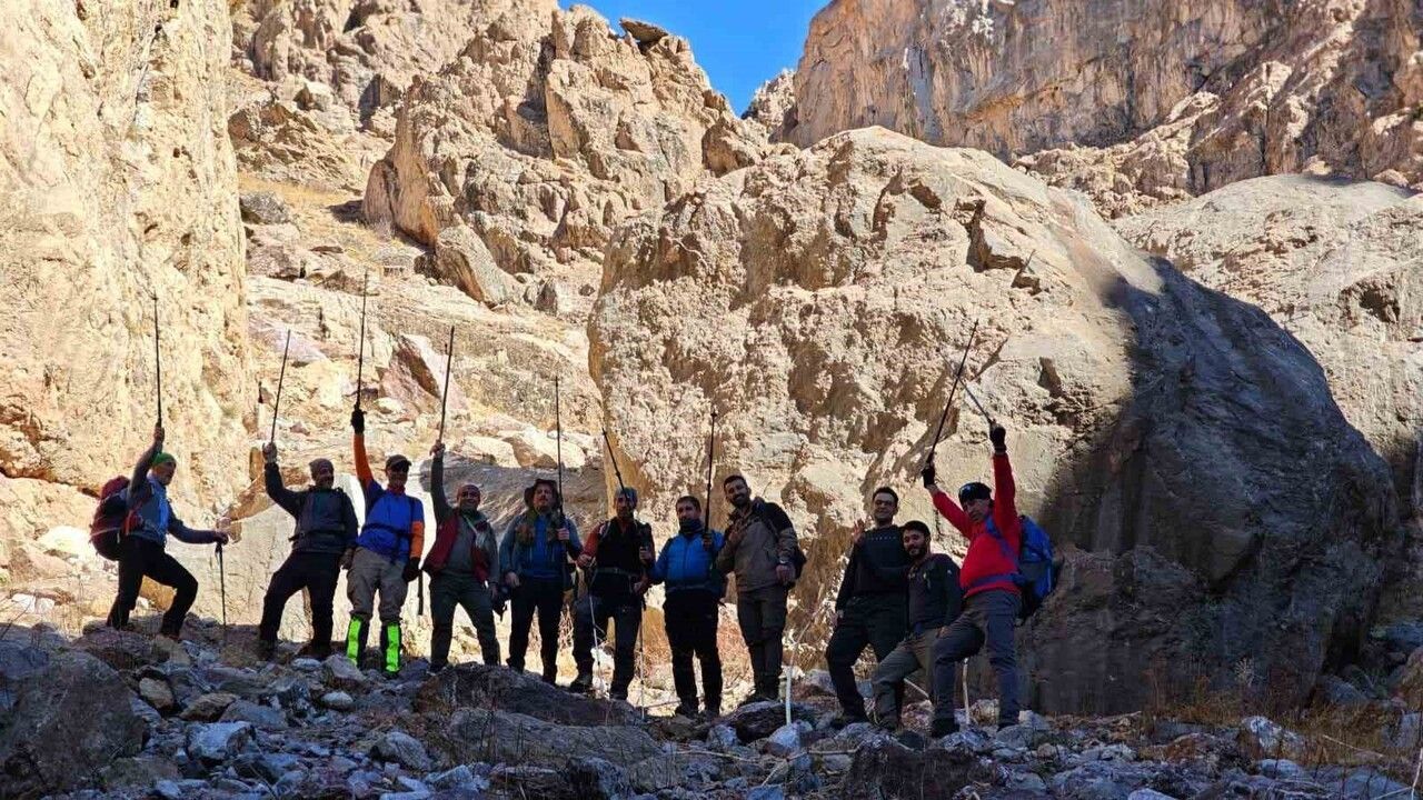 Hakkari Dağcıları Nesli Tükenen Gelincik Görüntüledi