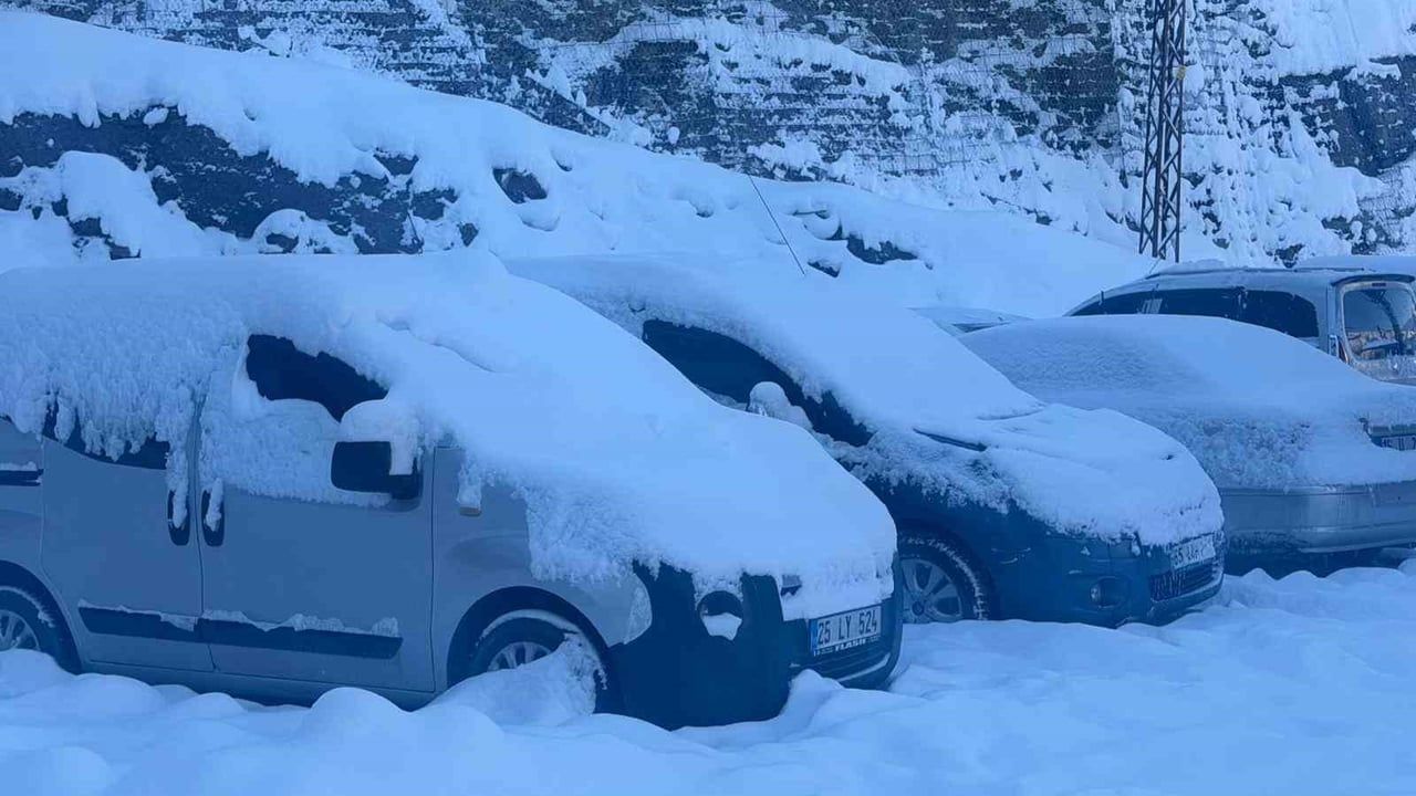 Hakkari'de Dondurucu Soğuklar Etkili Oluyor