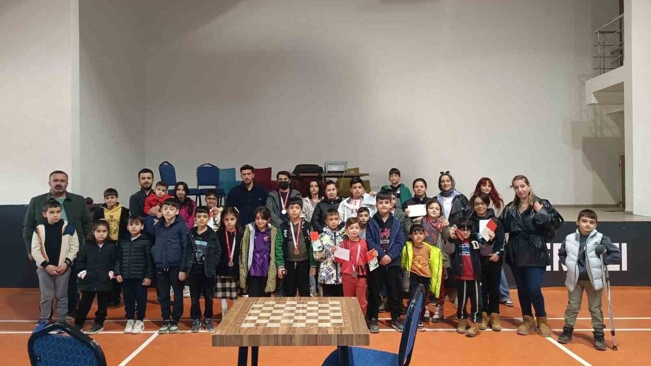 Hakkari'de Genç Satranççılar Yarıştı