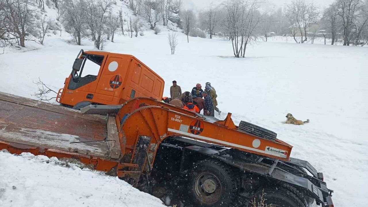 Hakkari'de İş Makinesi Devrildi: İki Yaralı