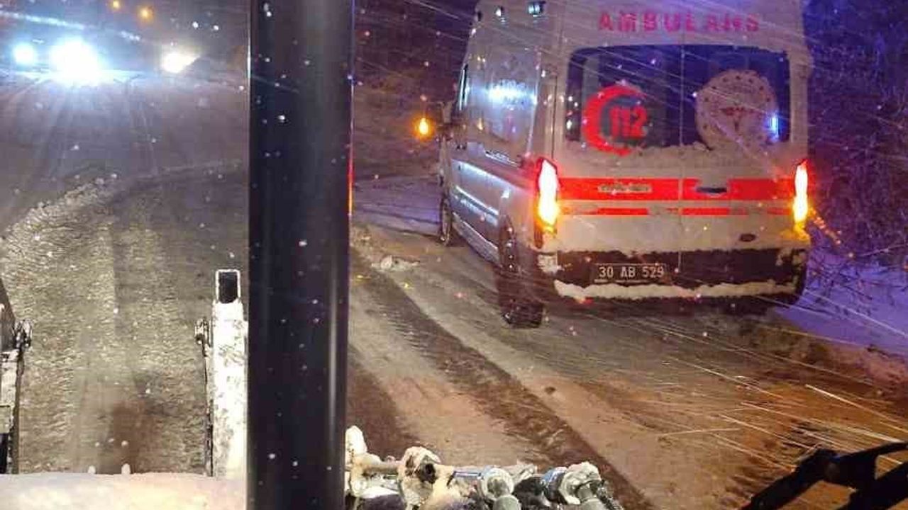 Hakkari'de Kar Yağışı Altında Mahsur Kalan Sporcular ve Sağlık Ekipleri Kurtarıldı