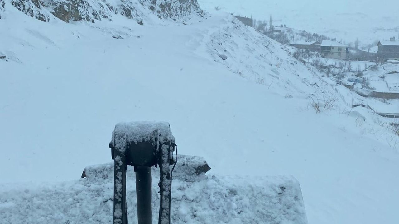 Hakkari'de Kar Yağışı Nedeniyla Ulaşım Engel Tanımıyor