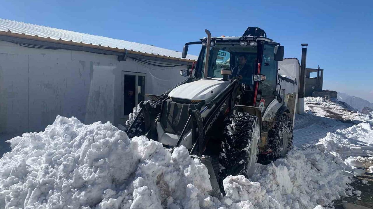 Hakkari'de Kar Yağışı Sonrası Yol Kapanmaları