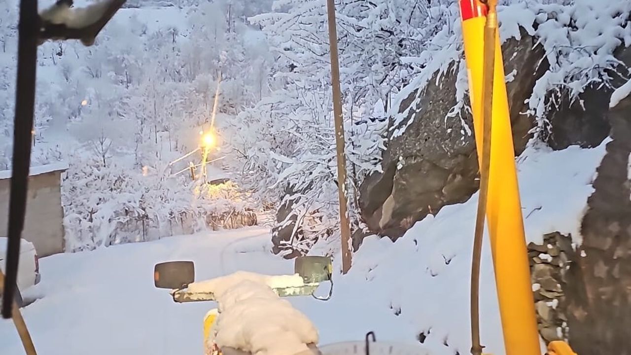 Hakkari'de Karla Mücadele Çalışmaları Gece de Devam Ediyor
