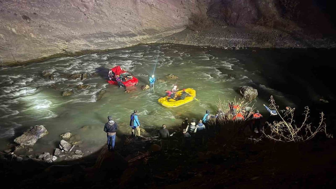 Hakkari'de Kontrolden Çıkan Araç Zap Suyu'na Uçtu: 1 Yaralı