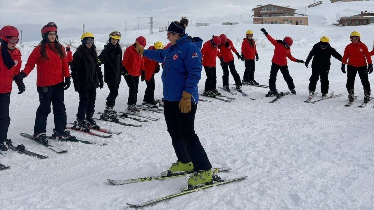 Hakkari’de Temel Kayak Eğitimleri Başladı