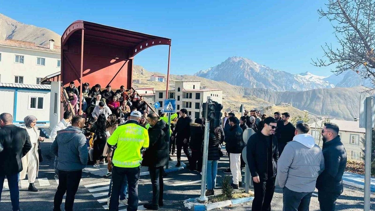Hakkari Polisi Özel Gereksinimli Çocuklarla Trafik Eğitimi Düzenledi