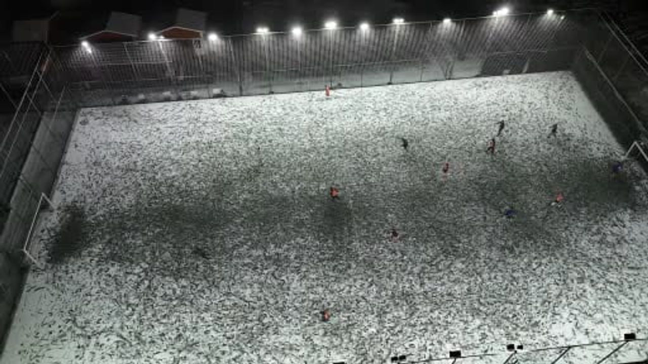 Halı Saha Tutkusu: Kar Altında Futbol Keyfi