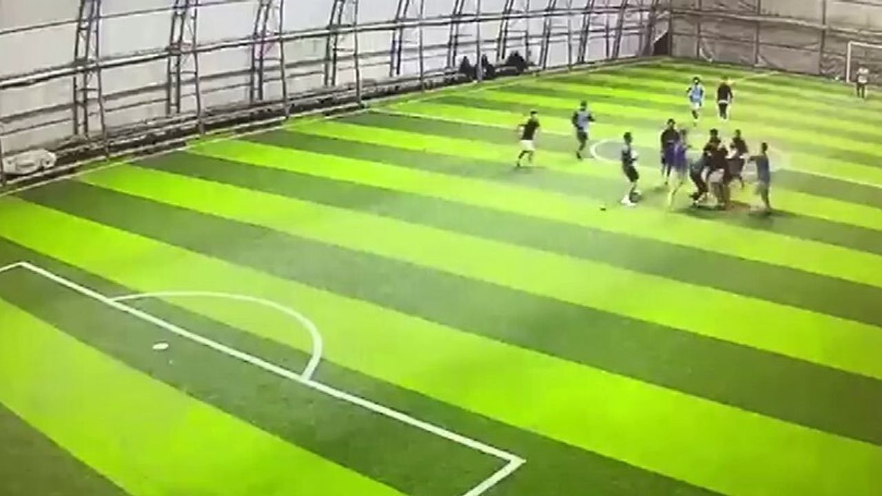 Halı Sahada Kavga Anları Güvenlik Kamerasına Yansıdı