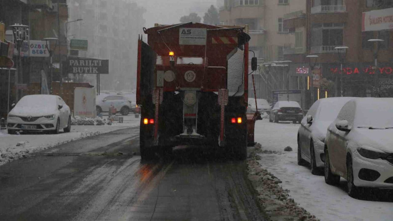 Haliliye Belediyesi Karla Mücadelede Aktif Rol Alıyor
