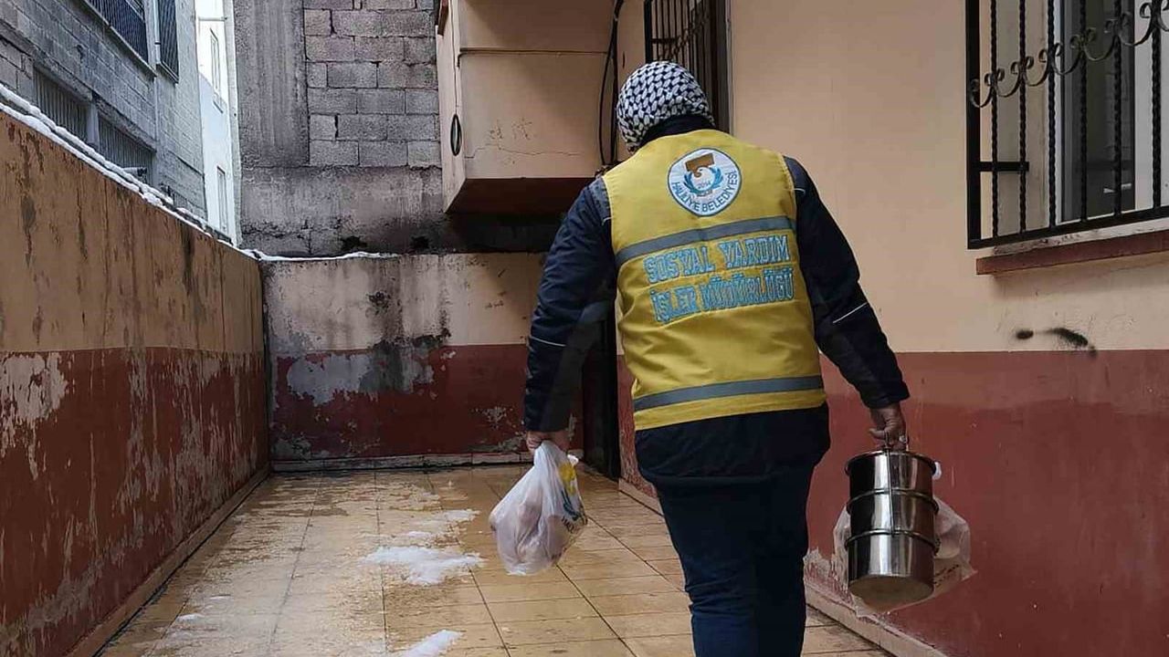 Haliliye Belediyesi'nden Karlı Havada Sıcak Çorba İkramı