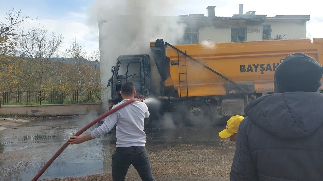 Hareket Halindeki Hafriyat Kamyonu Alev Aldı