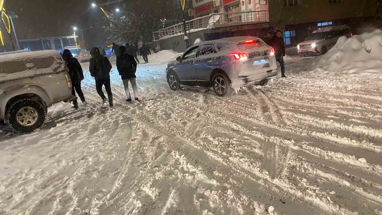 Hasköy'de Kar Yağışı Sonrası Araçlar Kaydı