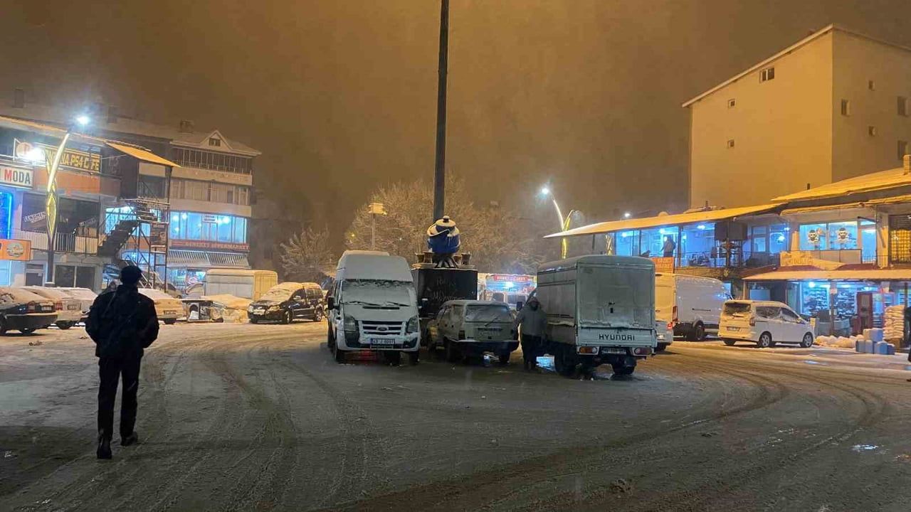 Hasköy'de Mevsimin İlk Karı Yağdı