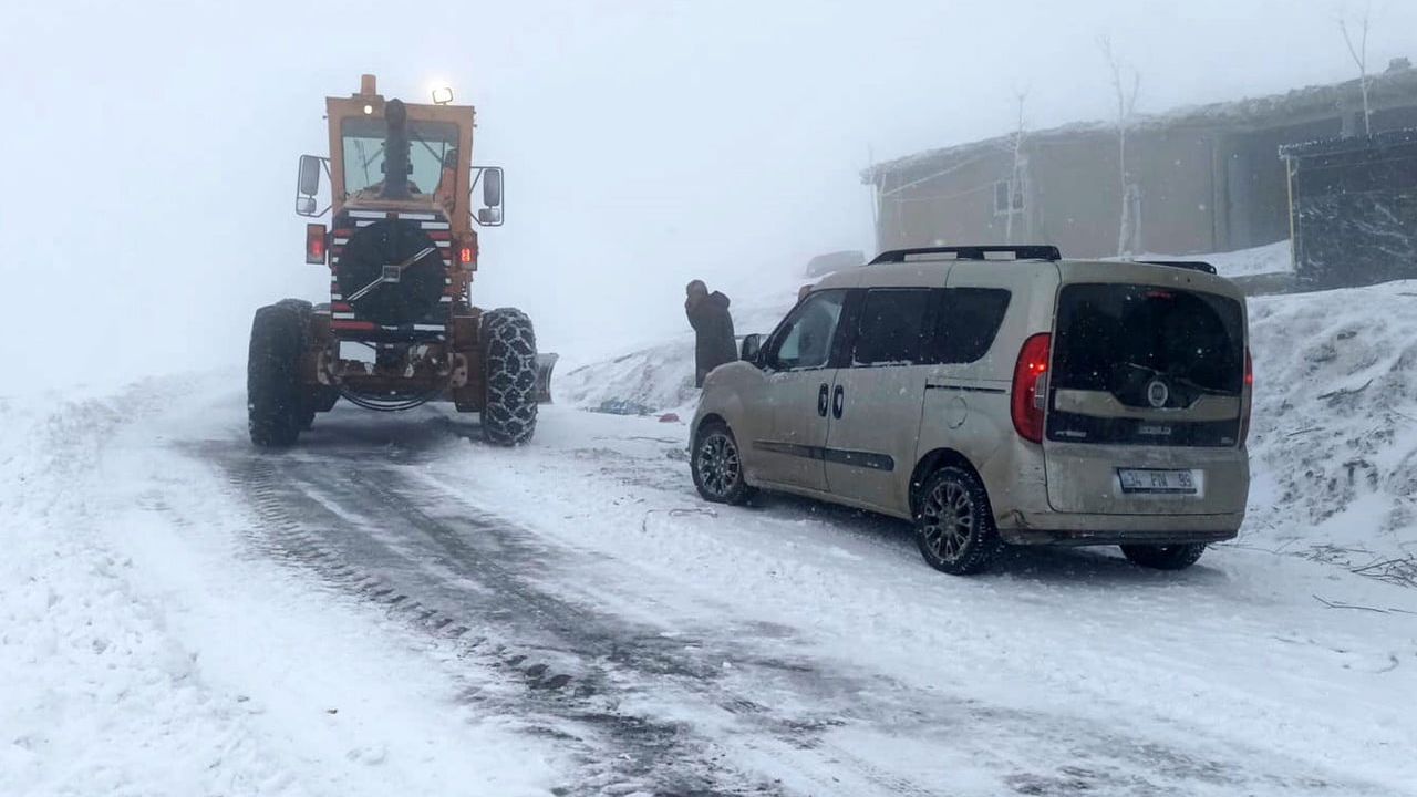 Hasköy-Mutki Kara Yolu Kar ve Tipi Nedeniyle Ulaşıma Kapandı
