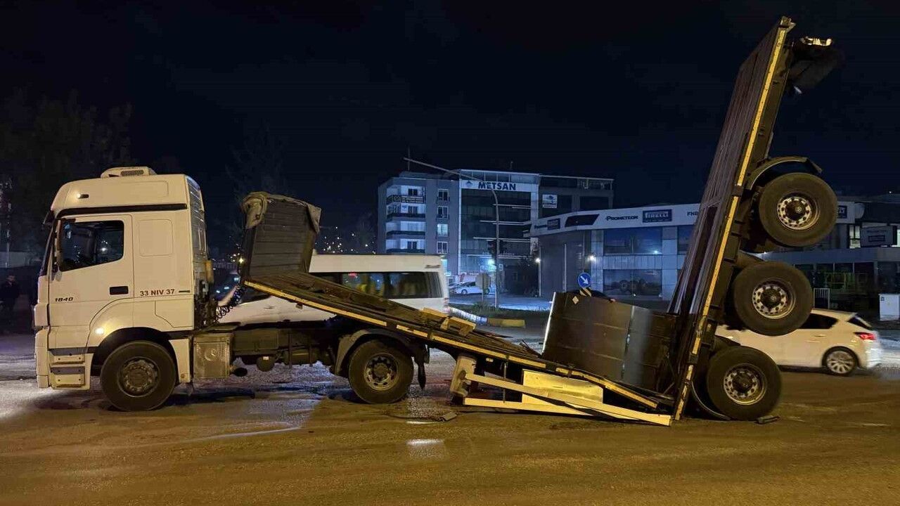 Hatay'da Demir Yüklü Tır Dorsesi Ortadan İkiye Ayrıldı