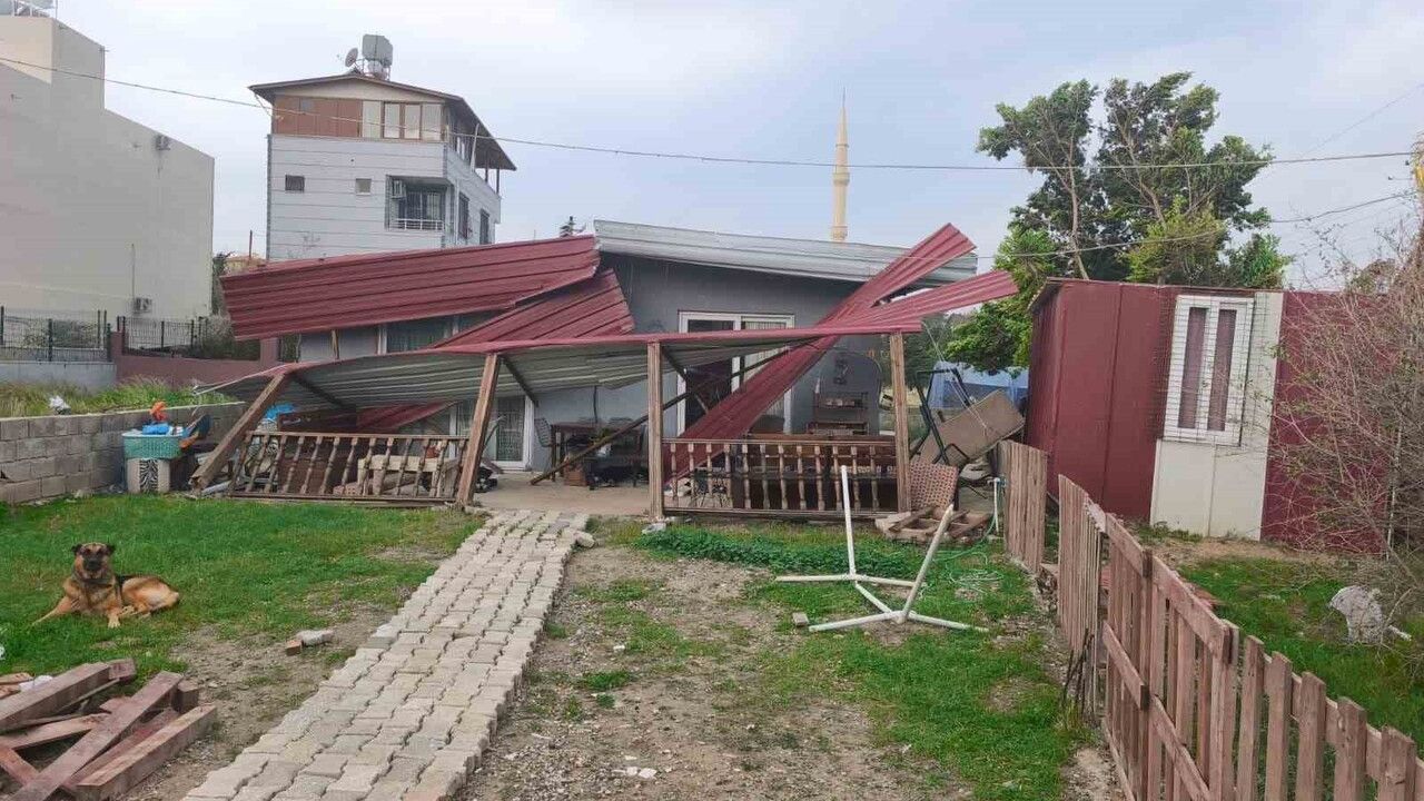 Hatay'da Fırtına 3 Kişiyi Mahsur Bıraktı