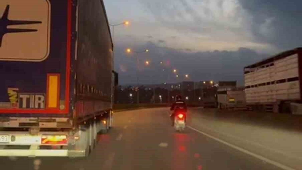 Hatay'da Fırtınada Motosikletliye Destek Olan Tır Şoförü