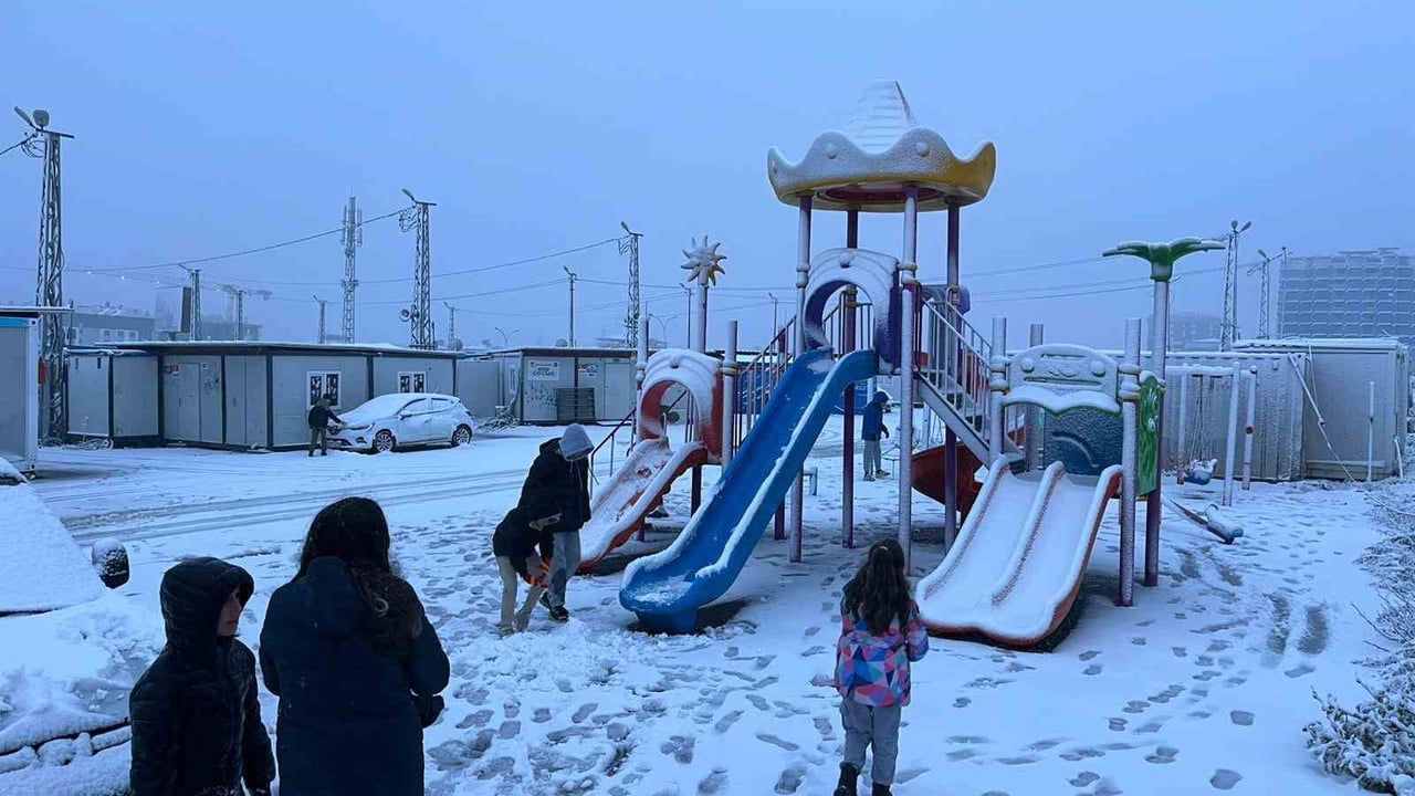 Hatay'da Kar Yağışı Okulları Tatil Ettirdi