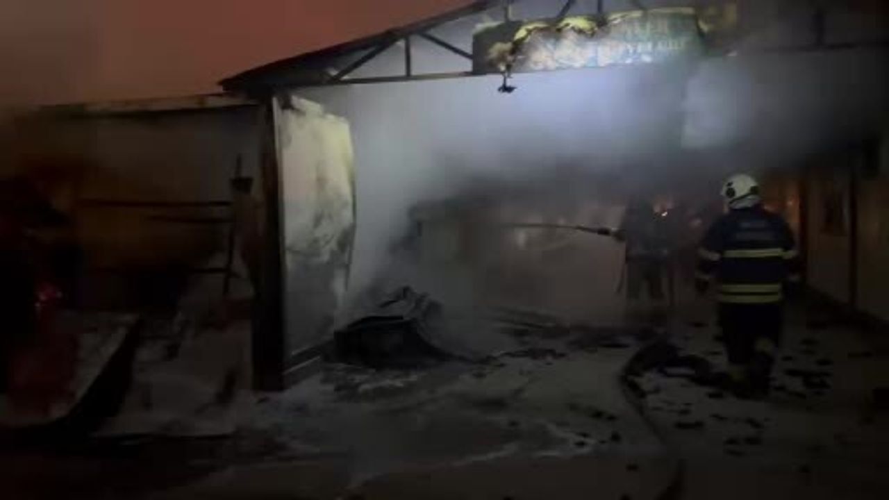 Hatay'da Öğrenci Eğitimine Müsaade Edebilecek 6 Konteyner Yandı