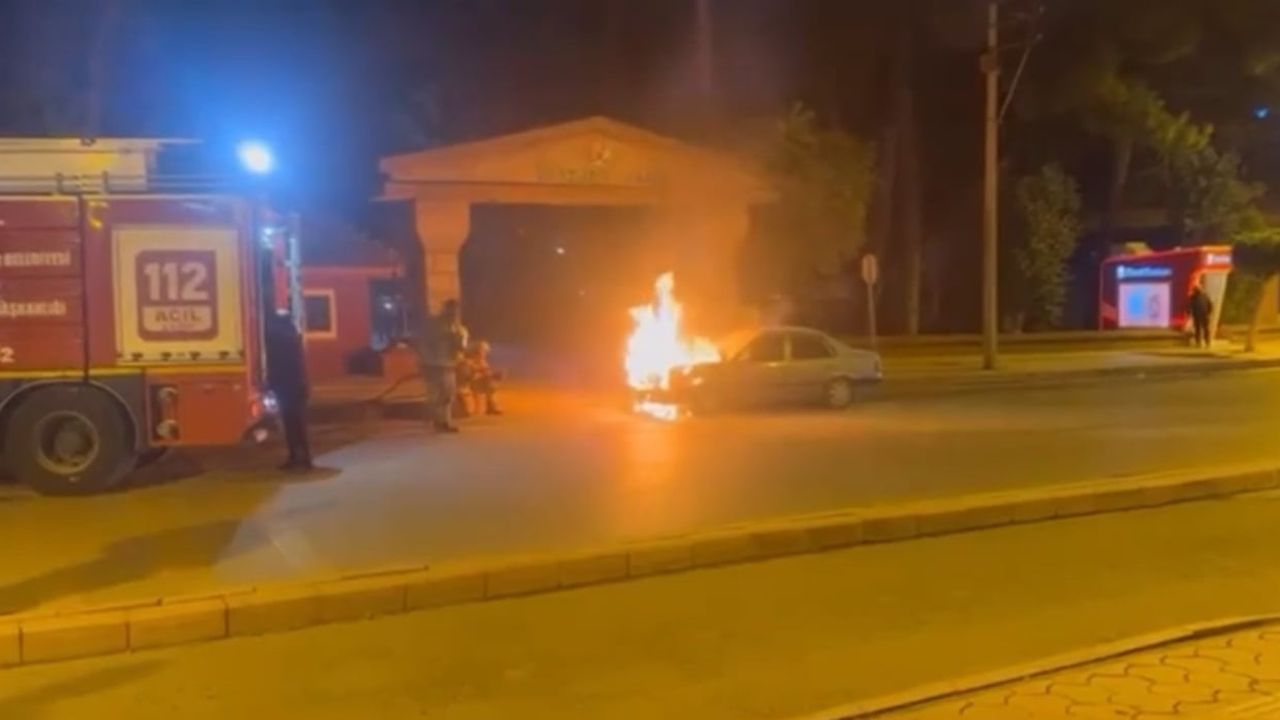 Hatay'da Seyir Halindeki Otomobil Yandı