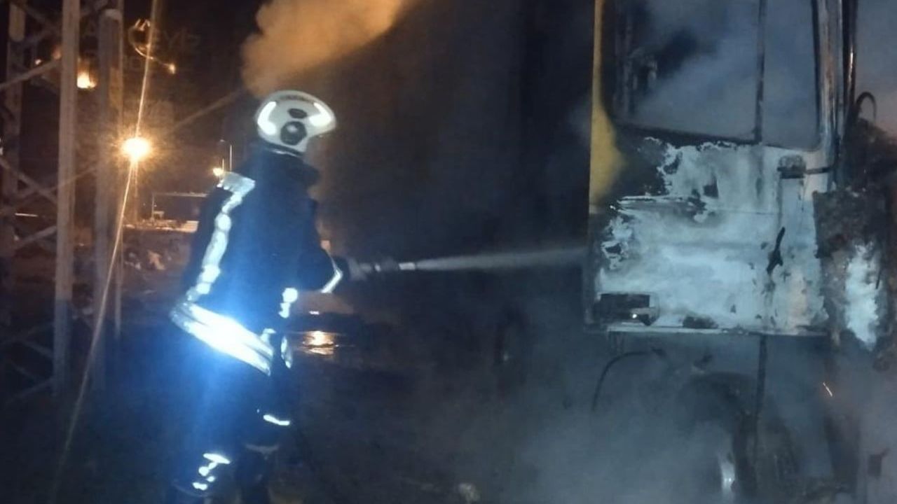 Hatay'da Seyir Halindeki Tır Yangında Kullanılamaz Hale Geldi