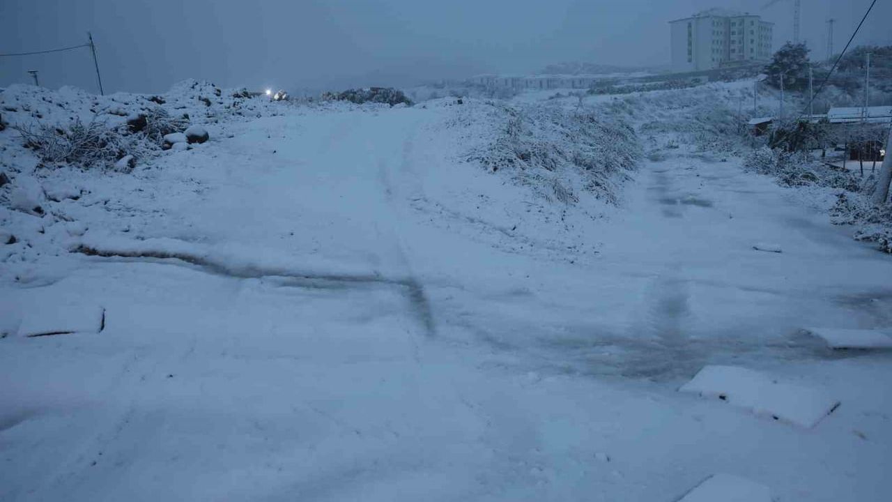 Hatay'da Yoğun Kar Yağışı Nedeniyle Eğitime Ara Verildi