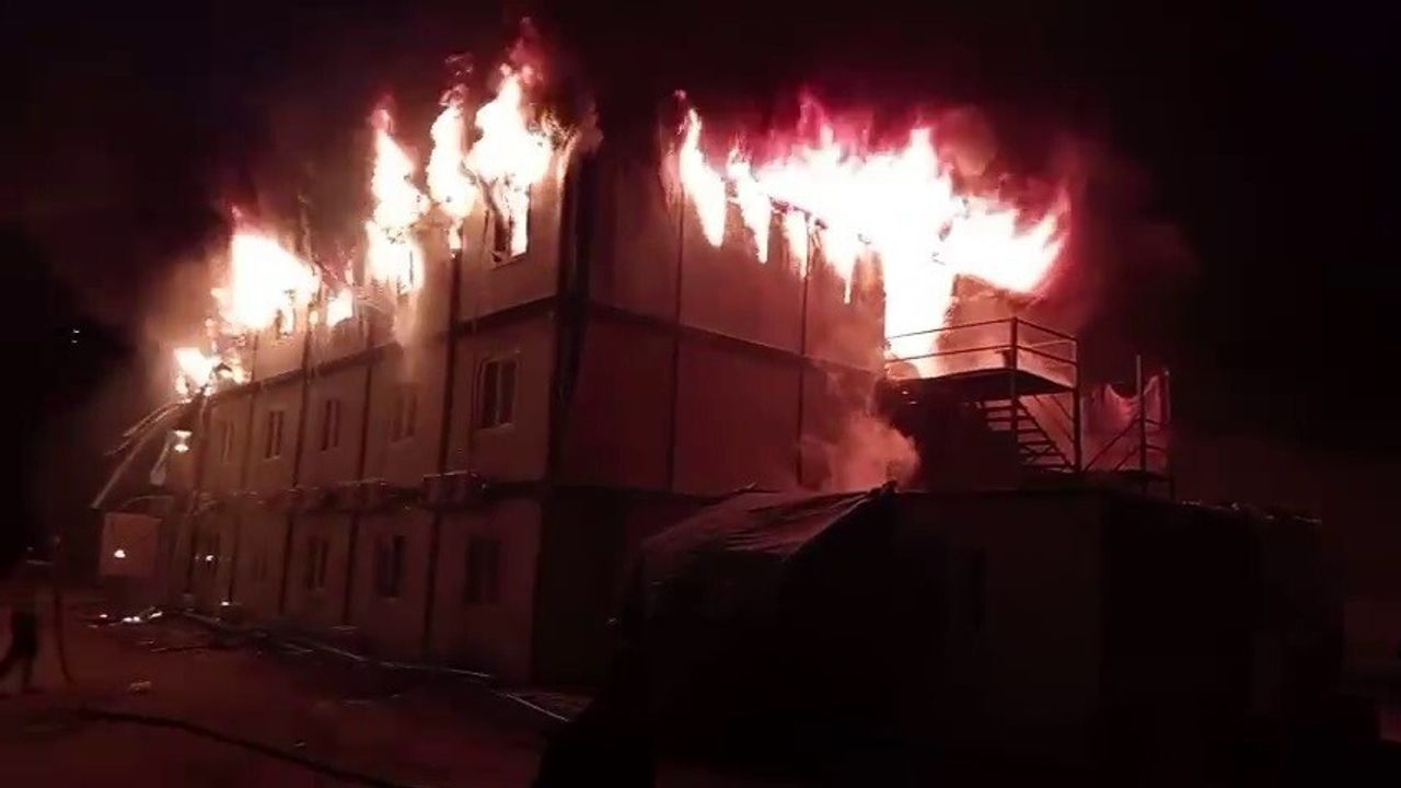 Hatay'daki Konteyner Yatakhane Yangını Kontrol Altına Alındı