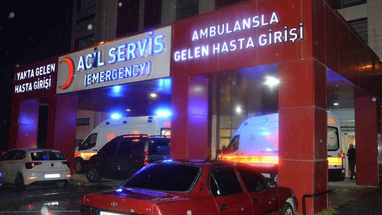 Havza'da Otomobil Tıra Çarptı: 4 Yaralı