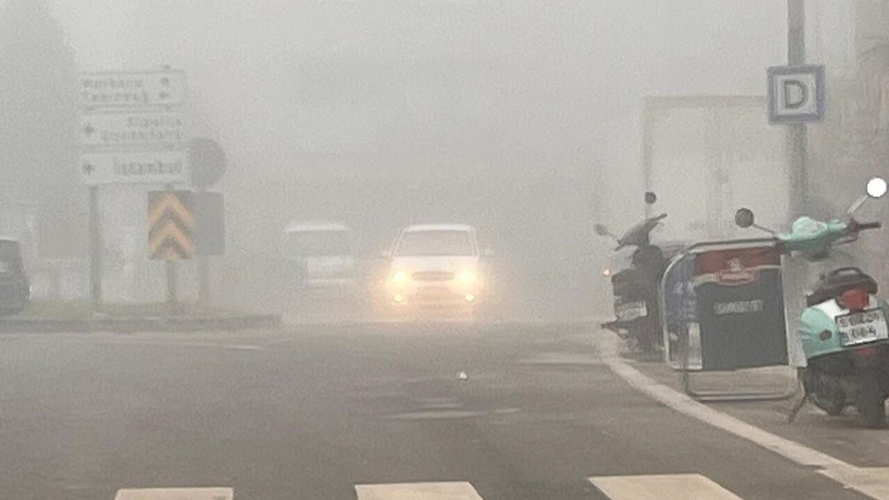 Hayrabolu'da Yoğun Sis Trafiği Olumsuz Etkiledi