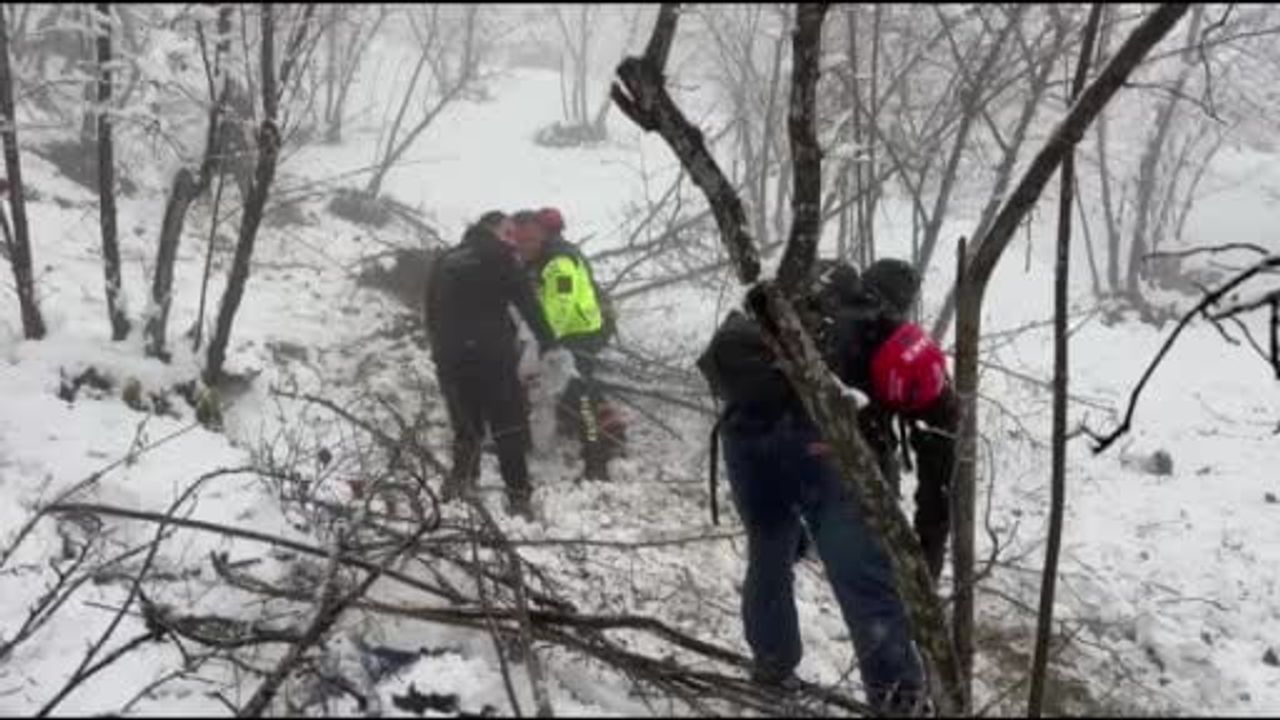 Hendek'te Kar Sebebiyle Devrilen Otomobil: 3 Yaralı