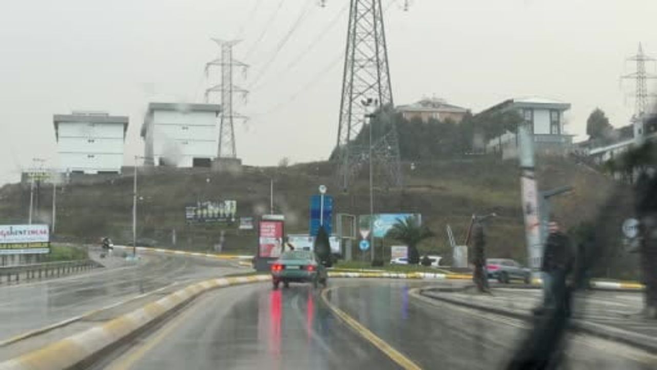 Hendek'te Kar Yağışı Başladı, Yüksek Kesimlerde 20 Santimetreyi Buldu