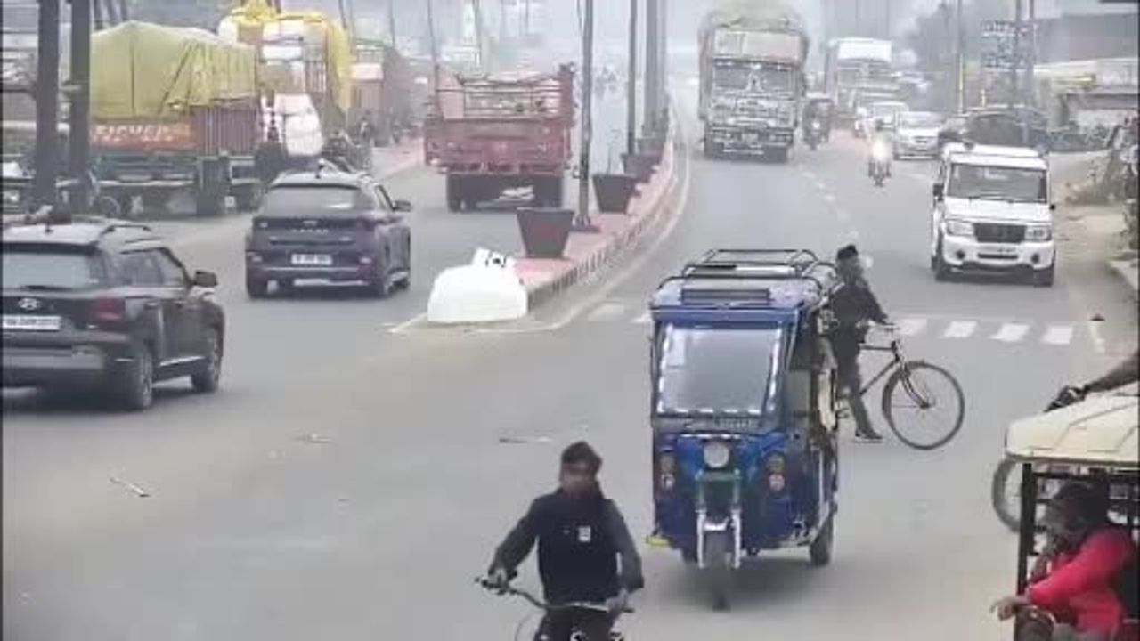 Hindistan'da Talaş Yüklü Kamyon Otomobili Ezdi: 1 Kişi Hayatını Kaybetti