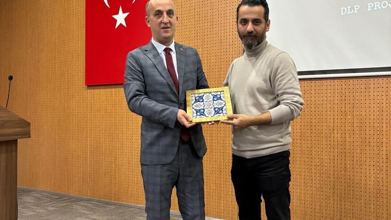 Hisarcık’ta Öğrencilere 'Sosyal Medya Bağımlılığı' Konferansı Düzenlendi