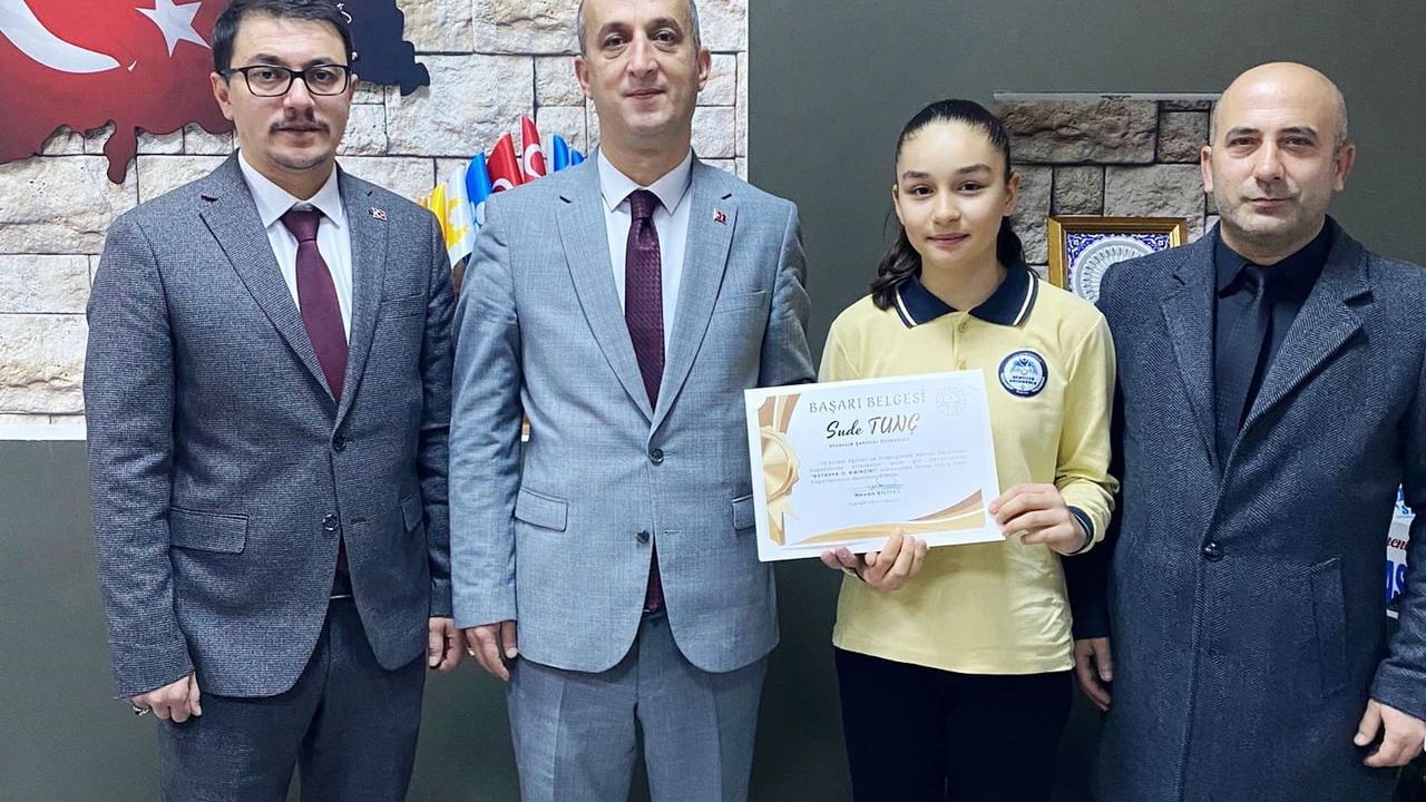 Hisarcık’ta Şiir Yarışmasında Birincilik Kazanan Öğrenci Ödüllendirildi