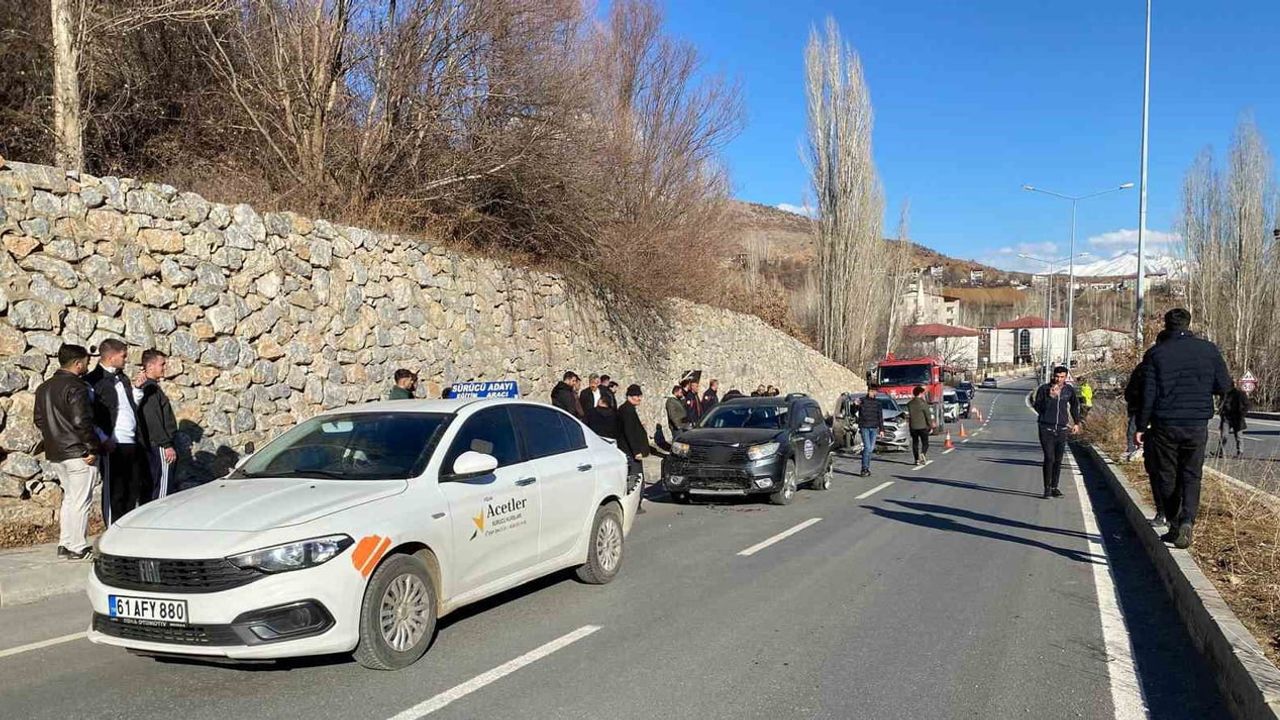 Hizan'da Zincirleme Trafik Kazası: 4 Yaralı