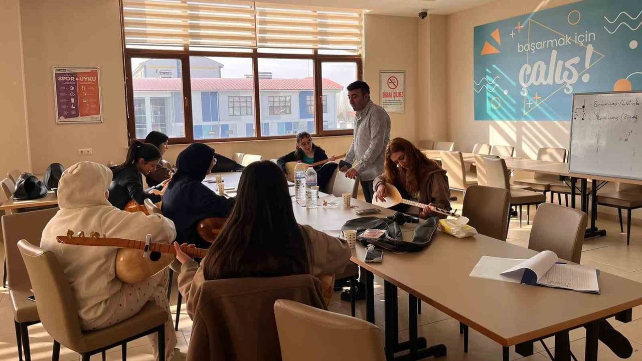Hızır Bey Yurdu'nda Kız Öğrencilere Bağlama Kursu