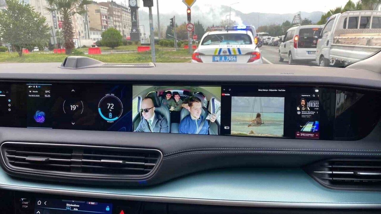 Hopa Kaymakamlığı'ndan Öğrencilere Togg T10F ile Şehir Turu